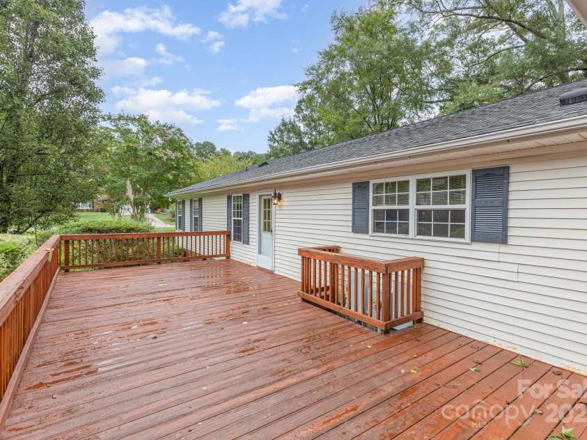 10624 Knox Avenue, Matthews, NC 28105.  MLS# CAR4283123, YatesRealty ID 29987. 