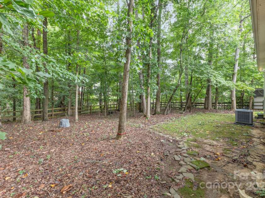 10624 Knox Avenue, Matthews, NC 28105.  MLS# CAR4283123, YatesRealty ID 29987. 