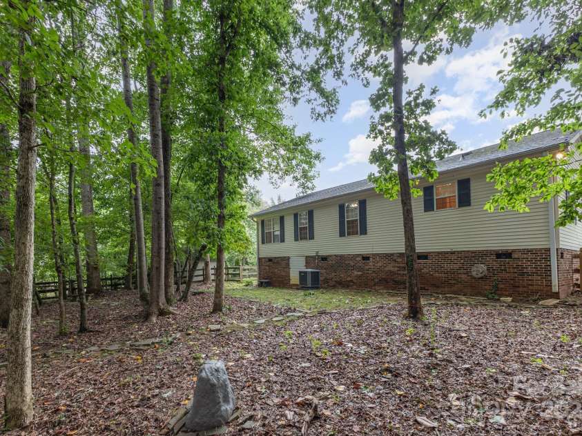 10624 Knox Avenue, Matthews, NC 28105.  MLS# CAR4283123, YatesRealty ID 29987. 