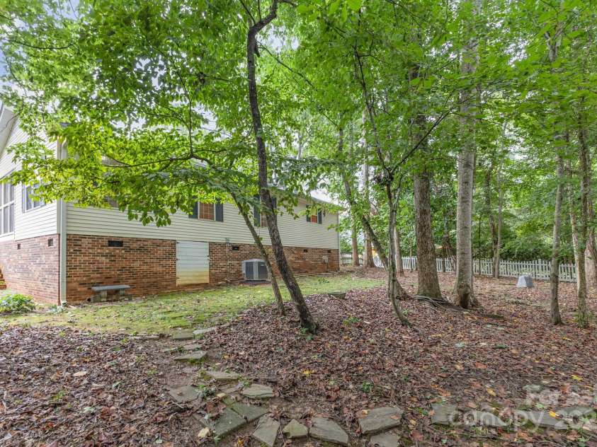 10624 Knox Avenue, Matthews, NC 28105.  MLS# CAR4283123, YatesRealty ID 29987. 