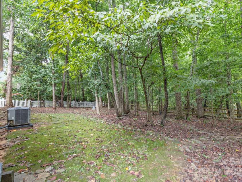 10624 Knox Avenue, Matthews, NC 28105.  MLS# CAR4283123, YatesRealty ID 29987. 