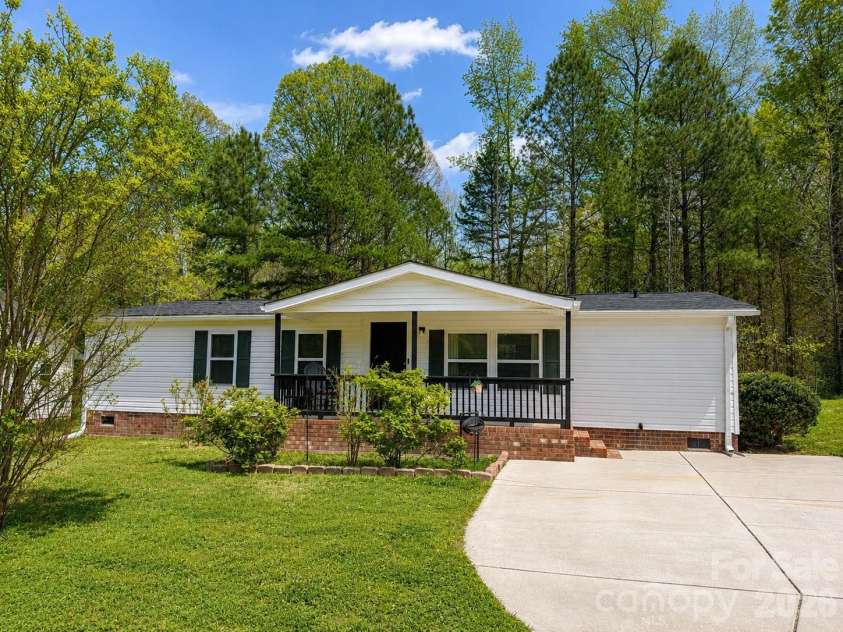 1332 Poplar Glen Drive, Kannapolis, NC 28083.  MLS# CAR4362783, YatesRealty ID 29989. 
