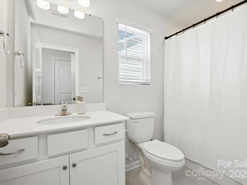 3304 Cheyney Park Drive, Charlotte, NC 28269.  MLS# CAR4279743, YatesRealty ID 29990. Adjoining Full Bath