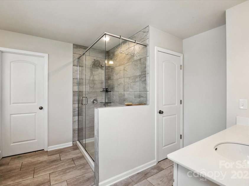3304 Cheyney Park Drive, Charlotte, NC 28269.  MLS# CAR4279743, YatesRealty ID 29990. EnSuite Bath