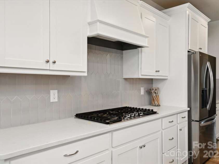 3304 Cheyney Park Drive, Charlotte, NC 28269.  MLS# CAR4279743, YatesRealty ID 29990. Gas Cooktop