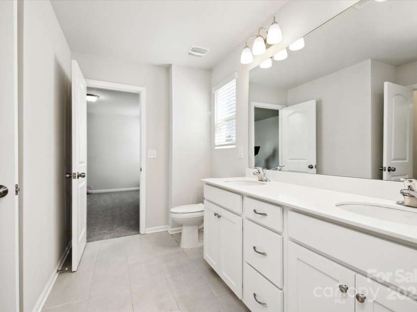 3304 Cheyney Park Drive, Charlotte, NC 28269.  MLS# CAR4279743, YatesRealty ID 29990. Jack and Jill Bath