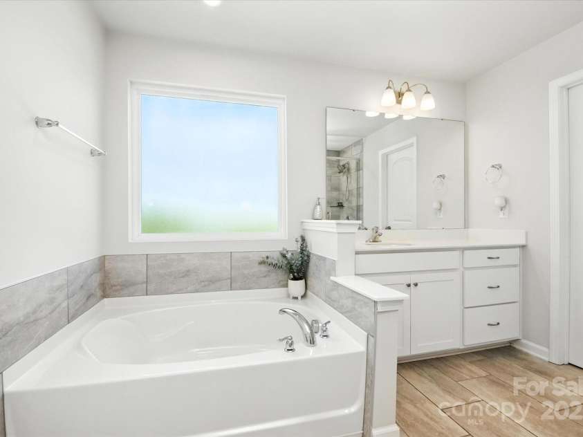 3304 Cheyney Park Drive, Charlotte, NC 28269.  MLS# CAR4279743, YatesRealty ID 29990. Soaking Tub