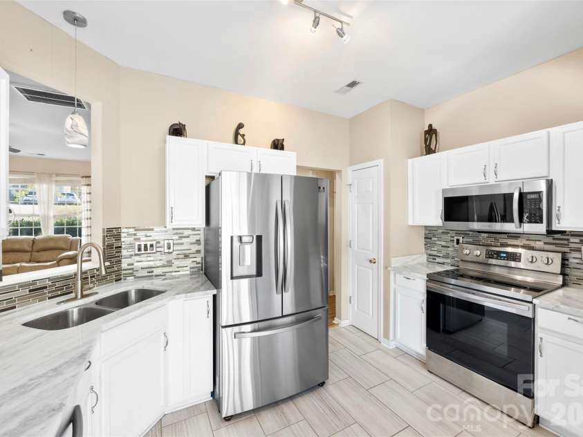 624 Cliffs Inn Circle, Charlotte, NC 28214.  MLS# CAR4361667, YatesRealty ID 29990. Kitchen
