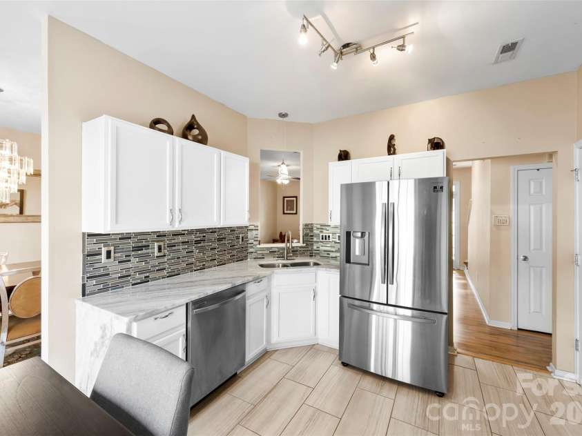 624 Cliffs Inn Circle, Charlotte, NC 28214.  MLS# CAR4361667, YatesRealty ID 29990. Kitchen