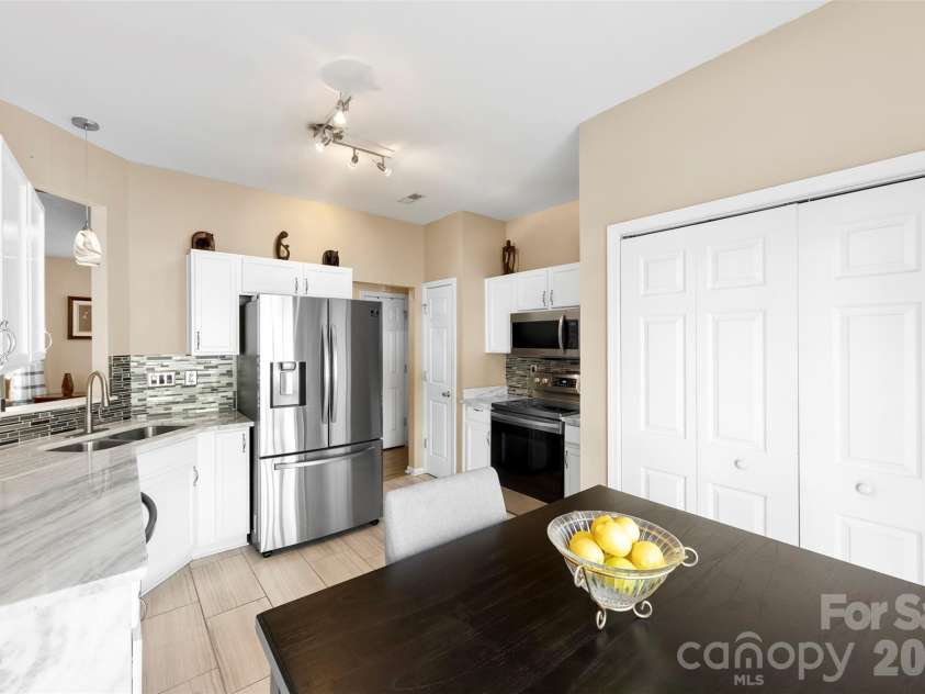 624 Cliffs Inn Circle, Charlotte, NC 28214.  MLS# CAR4361667, YatesRealty ID 29990. Kitchen