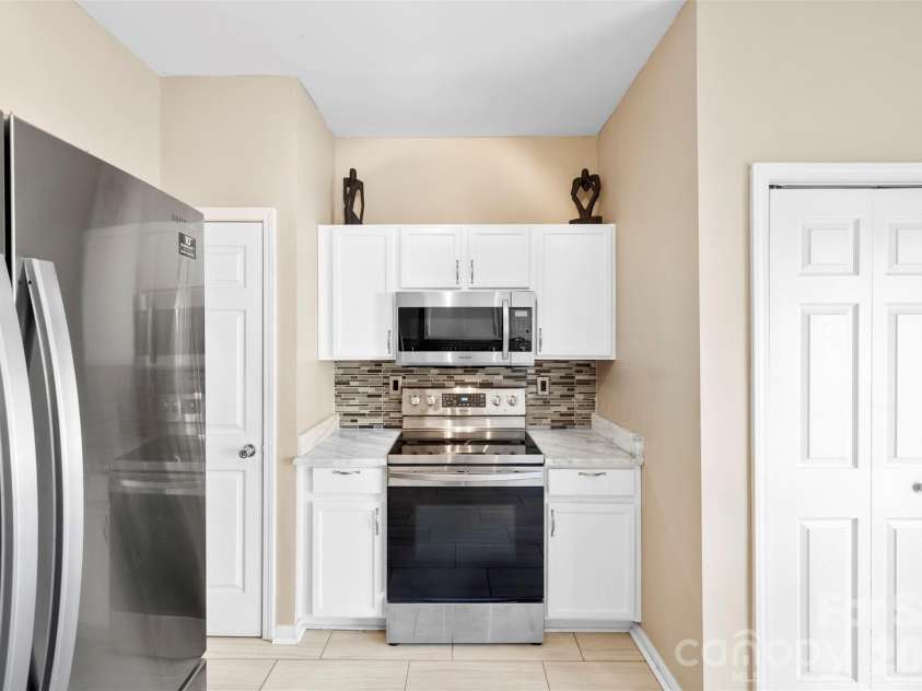 624 Cliffs Inn Circle, Charlotte, NC 28214.  MLS# CAR4361667, YatesRealty ID 29990. Kitchen