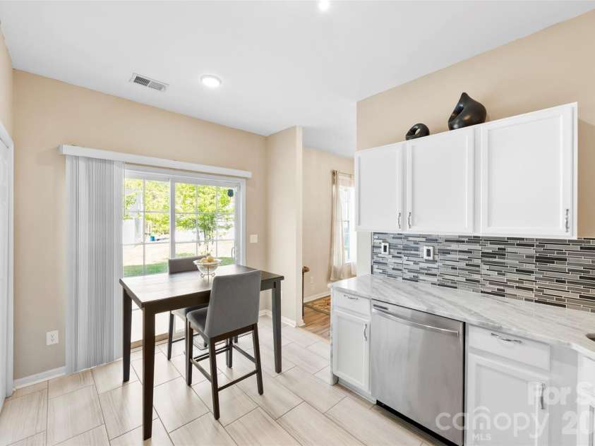 624 Cliffs Inn Circle, Charlotte, NC 28214.  MLS# CAR4361667, YatesRealty ID 29990. Kitchen breakfast nook