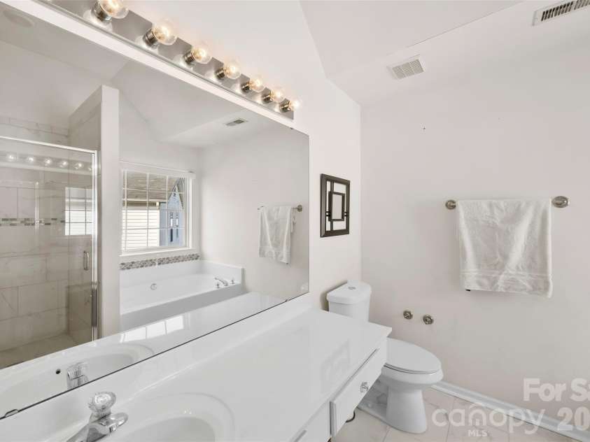 624 Cliffs Inn Circle, Charlotte, NC 28214.  MLS# CAR4361667, YatesRealty ID 29990. Primary bath