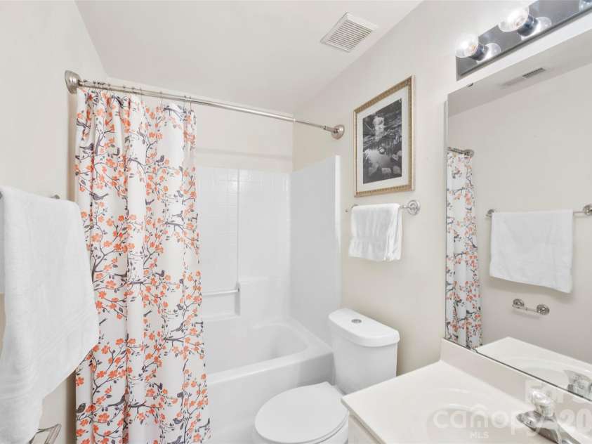 624 Cliffs Inn Circle, Charlotte, NC 28214.  MLS# CAR4361667, YatesRealty ID 29990. Upstairs full bath