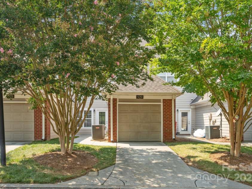 929 Central Park Circle, Davidson, NC 28036.  MLS# CAR4283985, YatesRealty ID 29992. 1 car attached garage with driveway space for 1 more vehicle