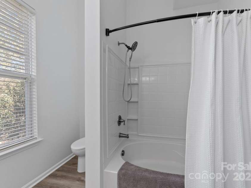 929 Central Park Circle, Davidson, NC 28036.  MLS# CAR4283985, YatesRealty ID 29992. Primary bathroom tub/shower combo