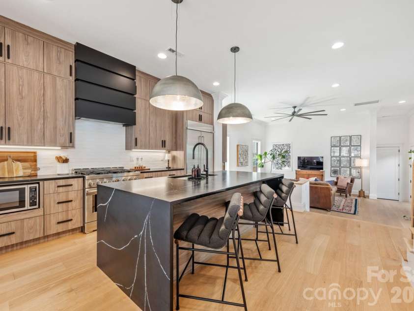 313 Solomon Street, Charlotte, NC 28216.  MLS# CAR4370384, YatesRealty ID 29993. 