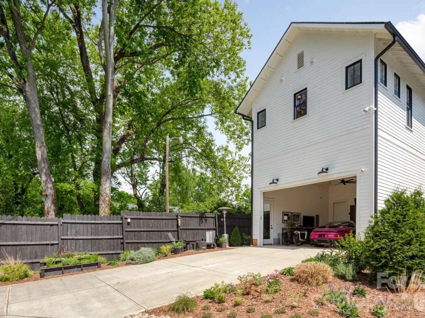 313 Solomon Street, Charlotte, NC 28216.  MLS# CAR4370384, YatesRealty ID 29993. 