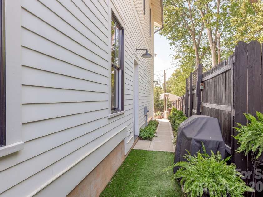 313 Solomon Street, Charlotte, NC 28216.  MLS# CAR4370384, YatesRealty ID 29993. 