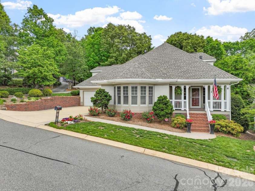 6 Creekside Way, Asheville, NC 28804.  MLS# CAR4379945, YatesRealty ID 29998. 