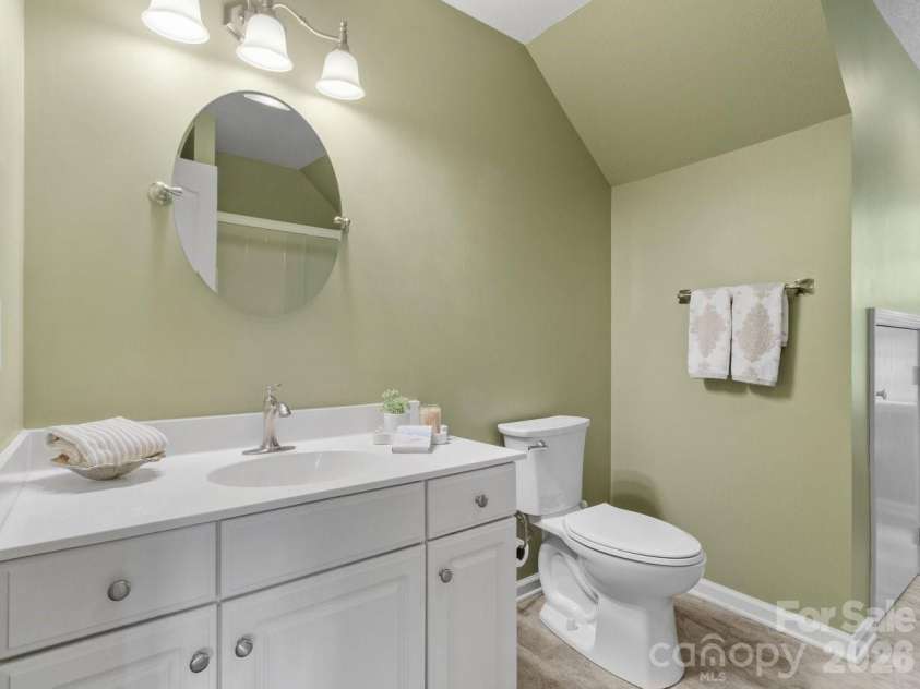 6 Creekside Way, Asheville, NC 28804.  MLS# CAR4379945, YatesRealty ID 29998. Upper Level Full Bath