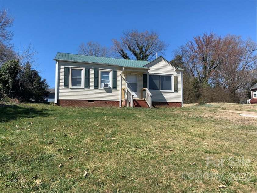 450 Davis Street, Albemarle, NC 28001.  MLS# CAR3924741, YatesRealty ID 30. 310 West Dr