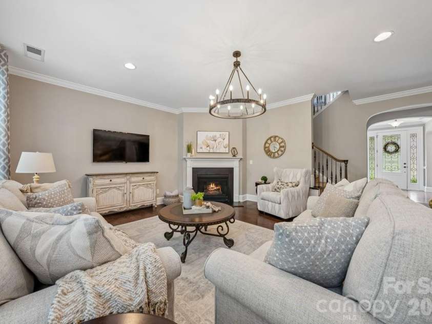 7111 Yellowhorn Trail, Waxhaw, NC 28173.  MLS# CAR4383370, YatesRealty ID 30000. Spacious Great Room w fireplace