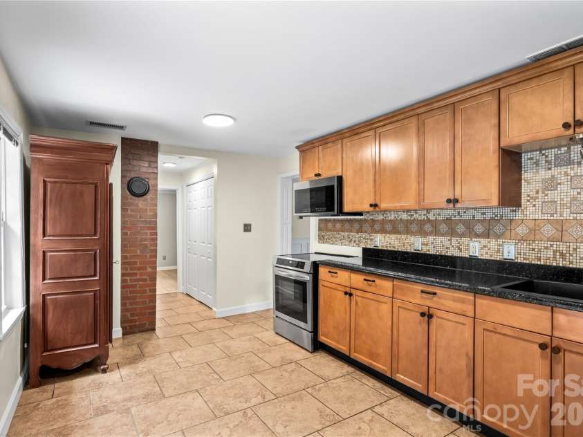 589 Sand Hill Road, Asheville, NC 28806.  MLS# CAR4389720, YatesRealty ID 30006. 