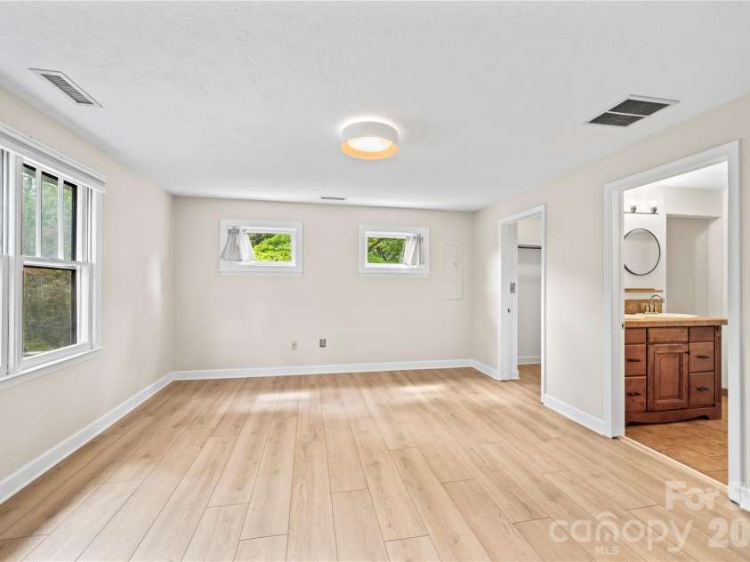 589 Sand Hill Road, Asheville, NC 28806.  MLS# CAR4389720, YatesRealty ID 30006. 