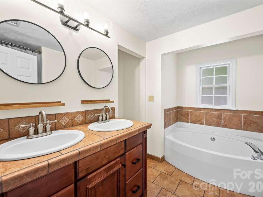 589 Sand Hill Road, Asheville, NC 28806.  MLS# CAR4389720, YatesRealty ID 30006. 