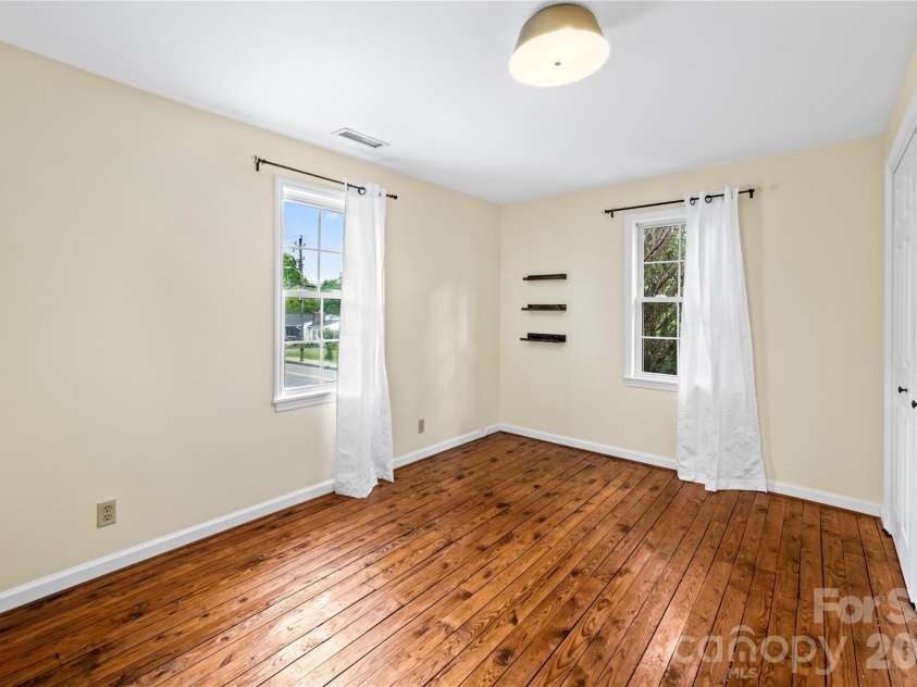 589 Sand Hill Road, Asheville, NC 28806.  MLS# CAR4389720, YatesRealty ID 30006. 
