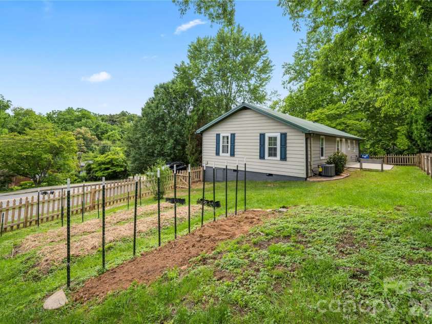 589 Sand Hill Road, Asheville, NC 28806.  MLS# CAR4389720, YatesRealty ID 30006. 