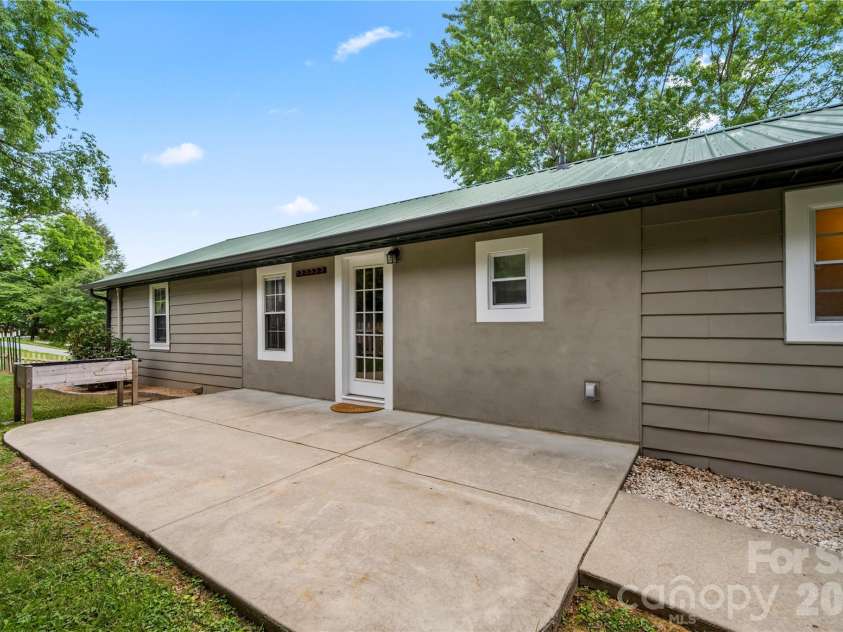 589 Sand Hill Road, Asheville, NC 28806.  MLS# CAR4389720, YatesRealty ID 30006. 
