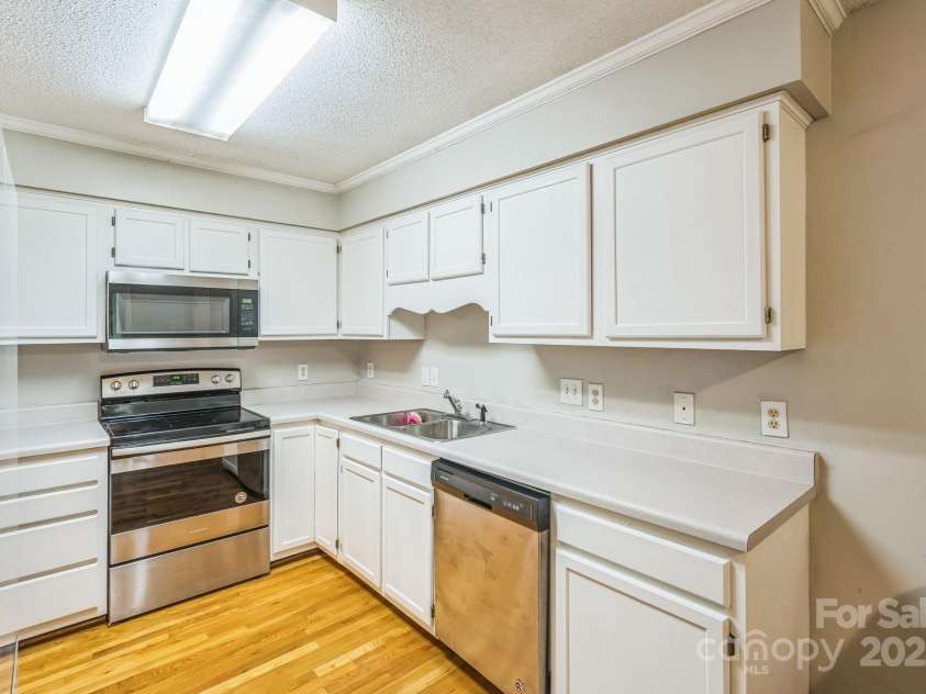 4604 Hopewood Drive, Graham, NC 27253.  MLS# CAR4288425, YatesRealty ID 30008. 
