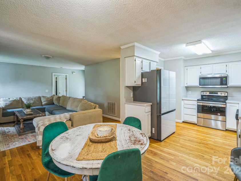 4604 Hopewood Drive, Graham, NC 27253.  MLS# CAR4288425, YatesRealty ID 30008. 