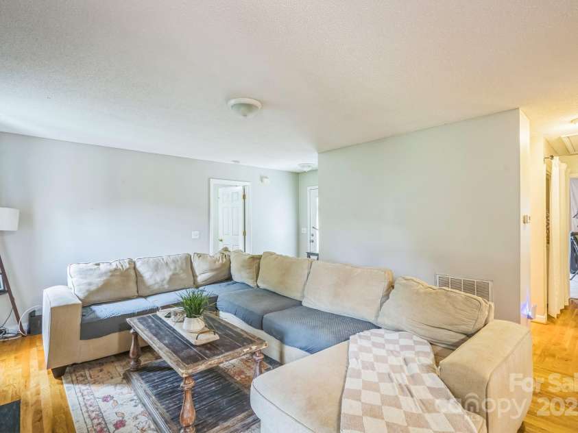 4604 Hopewood Drive, Graham, NC 27253.  MLS# CAR4288425, YatesRealty ID 30008. 