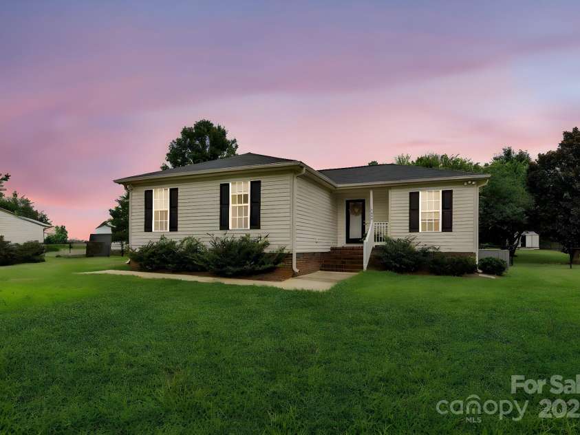 4604 Hopewood Drive, Graham, NC 27253.  MLS# CAR4288425, YatesRealty ID 30008. 