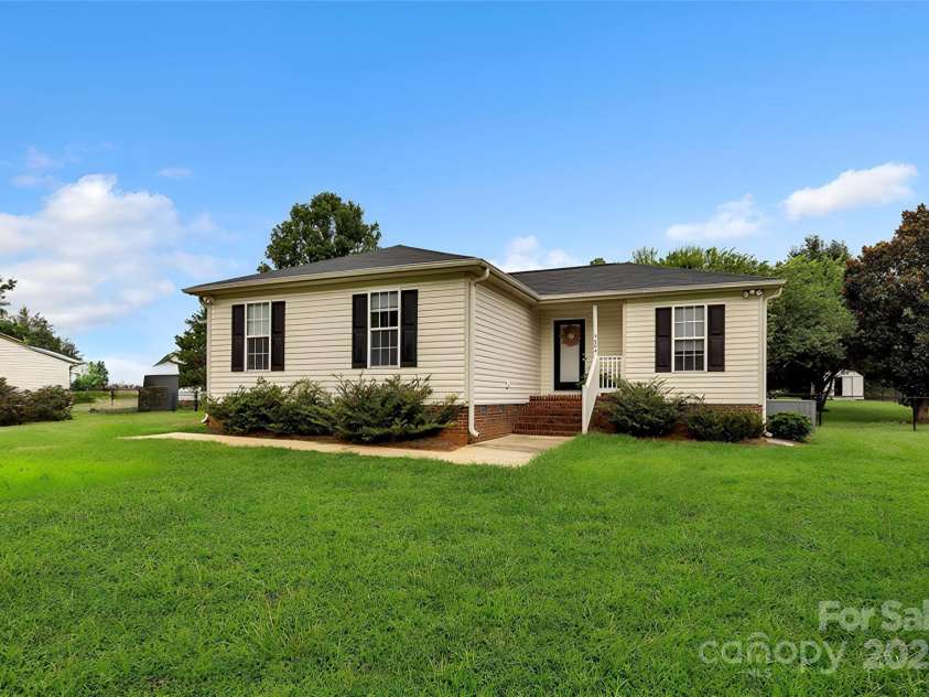 4604 Hopewood Drive, Graham, NC 27253.  MLS# CAR4288425, YatesRealty ID 30008. 