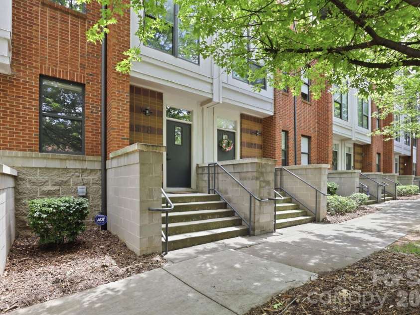 526 N McDowell Street, Charlotte, NC 28204.  MLS# CAR4390203, YatesRealty ID 30008. 