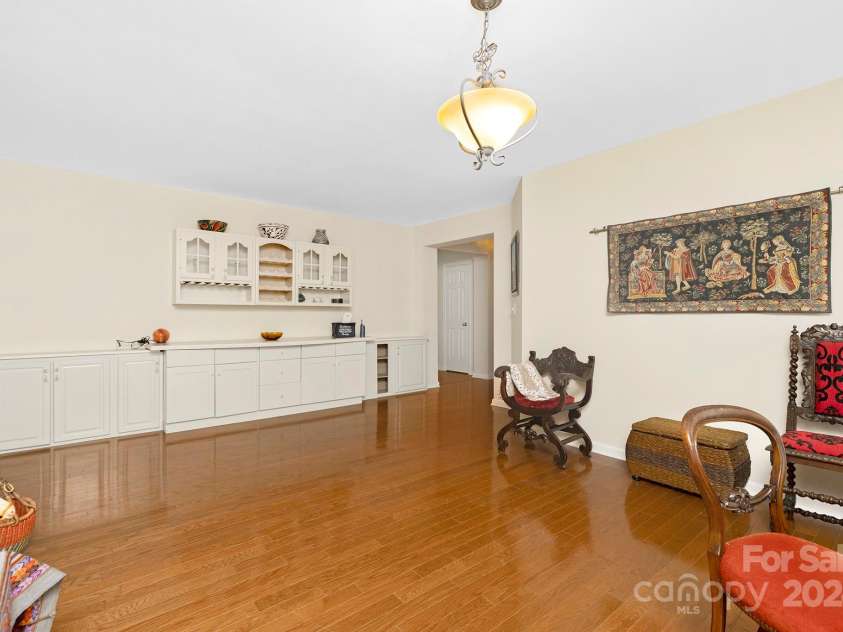9325 Seamill Road, Charlotte, NC 28278.  MLS# CAR4130842, YatesRealty ID 3001. Custom built ins