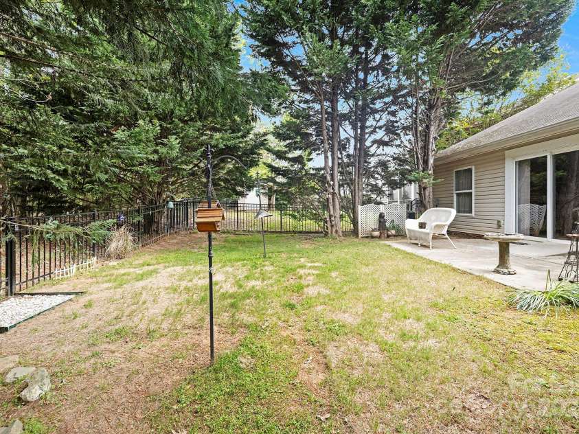 9325 Seamill Road, Charlotte, NC 28278.  MLS# CAR4130842, YatesRealty ID 3001. Fenced backyard