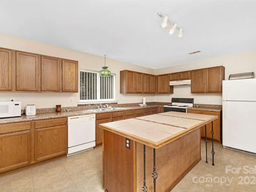 9325 Seamill Road, Charlotte, NC 28278.  MLS# CAR4130842, YatesRealty ID 3001. Large open kitchen w/ lots of cabinets and counter space for entertaining.