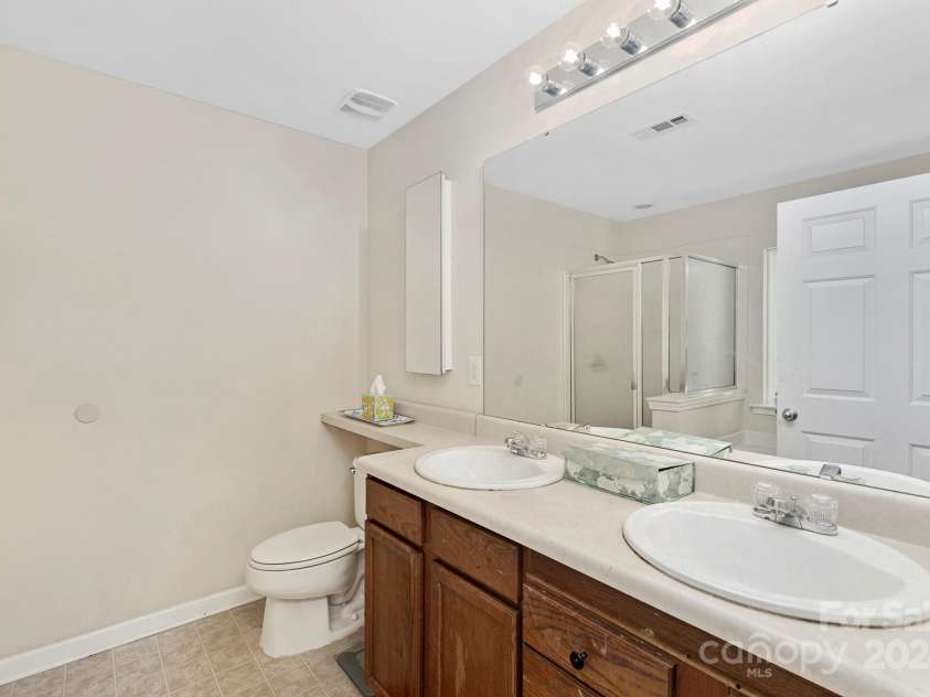 9325 Seamill Road, Charlotte, NC 28278.  MLS# CAR4130842, YatesRealty ID 3001. Primary vanity w/ dual sinks