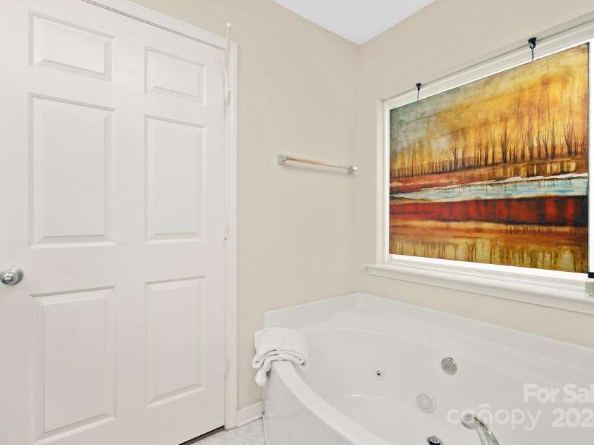 9325 Seamill Road, Charlotte, NC 28278.  MLS# CAR4130842, YatesRealty ID 3001. Separate garden tub and shower