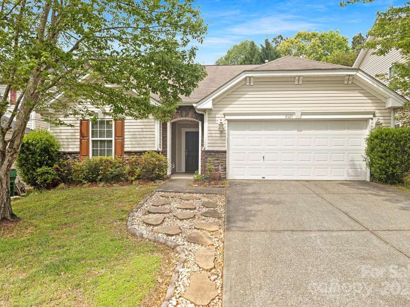 9325 Seamill Road, Charlotte, NC 28278.  MLS# CAR4130842, YatesRealty ID 3001. Welcome to 9325 Seamill Rd