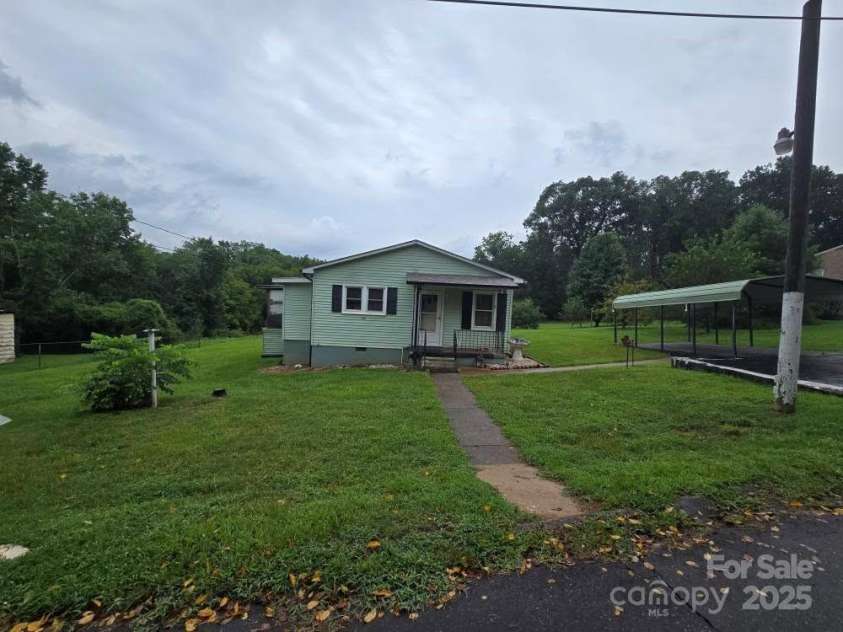105 La Colline Avenue, Morganton, NC 28655.  MLS# CAR4288424, YatesRealty ID 30010. 