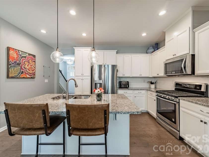 5636 Stonewells Drive, Charlotte, NC 28278.  MLS# CAR4389798, YatesRealty ID 30010. Open kitchen perfect for entertaining!
