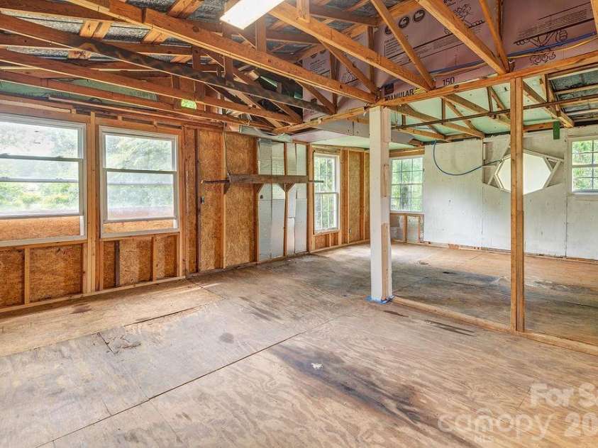 153 Vinewood Circle, Asheville, NC 28806.  MLS# CAR4374237, YatesRealty ID 30012. Workshop inside