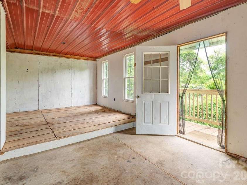 153 Vinewood Circle, Asheville, NC 28806.  MLS# CAR4374237, YatesRealty ID 30012. Workshop inside