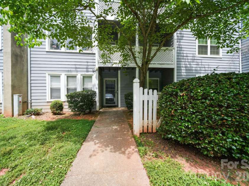 6049 Green Forest Drive, Charlotte, NC 28212.  MLS# CAR4391912, YatesRealty ID 30018. Front Entrance area
